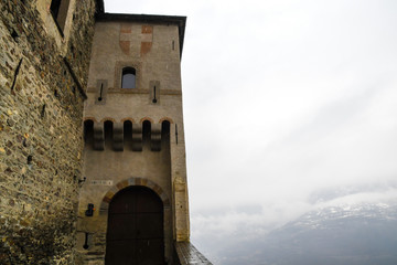 春の雨の日のアオスタ渓谷の古城　クアルト城（イタリア　ヴァッレ・ダオスタ州）