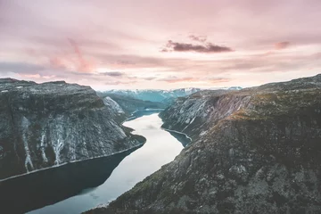 Schilderijen op glas Landschap Bergen en meer Ringedalsvatnet in Noorwegen Reizen zonsondergang hemel schilderachtig uitzicht © EVERST