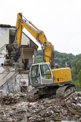 Obraz premium Abbruch eines alten Wohnhauses