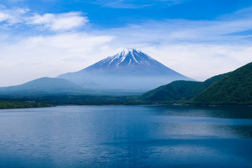 本栖湖と富士山