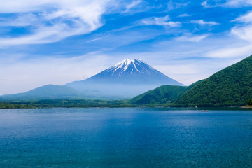 Fototapeta premium 本栖湖と富士山