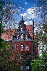 Obraz premium Creepy old house against the blue sky