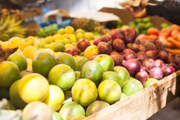 naranjas, mangos y otras fritas y verduras en mercado de áfrica