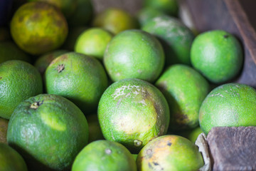 naranjas, mangos y otras fritas y verduras en mercado de áfrica