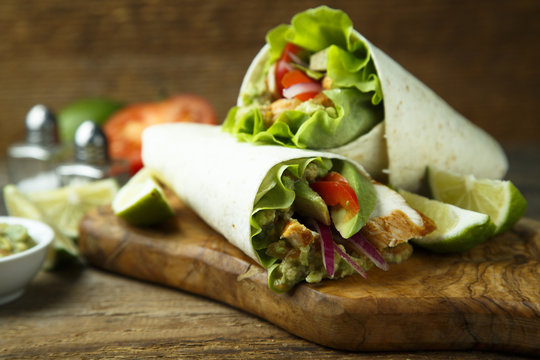 Grilled chicken wraps with vegetables