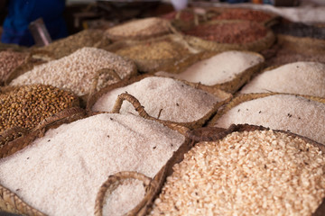 cestos de legumbres en mercado antiguo