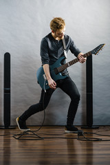 Obraz premium Young man playing electric guitar