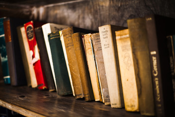 bonita librería colonial de madera con libros antiguos