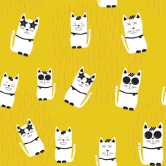 Fotobehang Katten grappige witte katten met verschillende karakters op gele achtergrond, naadloze patroonachtergrond