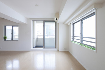 窓のある白い部屋