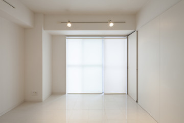 窓のある白い部屋