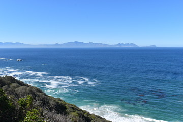 Fototapeta premium Piękna przyroda z błękitnym surowym oceanem w drodze na Przylądek Dobrej Nadziei w Kapsztadzie na wycieczce po Półwyspie Cape w RPA