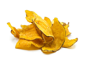 Chip chips Süßkartoffel Süßkartoffeln isoliert freigestellt auf weißen Hintergrund, Freisteller