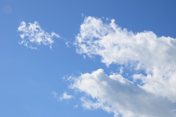 Weiße Wolken vor blauen Himmel nach einer Regennacht