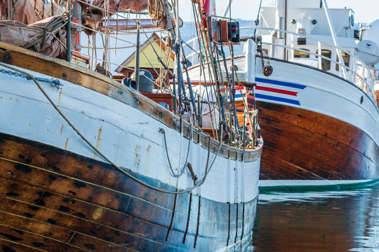 Boote im Hafen von Husavik, Island. Walbeobachtung auf Island.