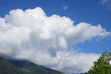 Dicke Wolken halten sich zäh über den Bergen nach einer Gewitternacht
