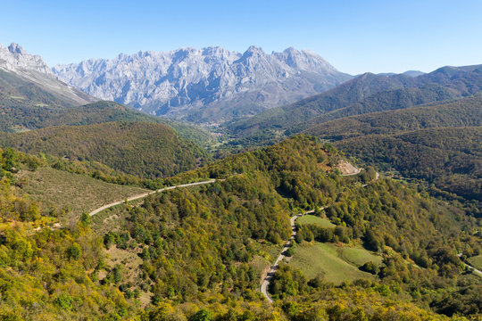  Vista general de Valle de Valde&oacute;n en la base de los  Picos de Europa. Leon. Espa&ntilde;a
