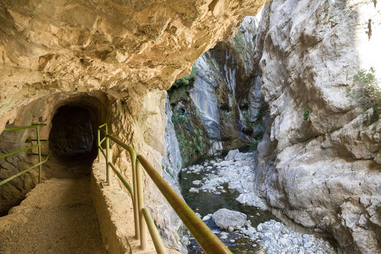  Ruta turistica con túneles excavados en la roca en paralelo al Río Cares  (Ruta del Cares). Desfiladero en Los Picos de Europa entre Asturias y León. España