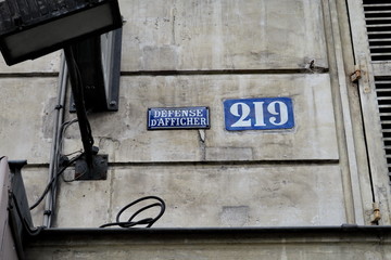 Défense d'afficher. 219