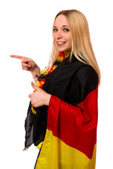 Junger Fussballfan zeigt mit dem Finger