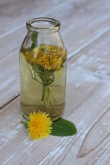 Tincture of dandelion flowers
