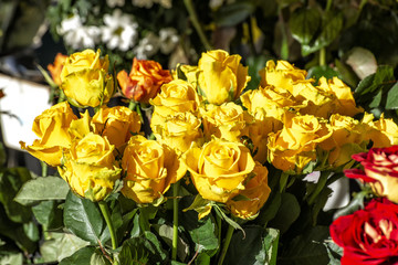 Strauß mit Rosen auf einem Markt