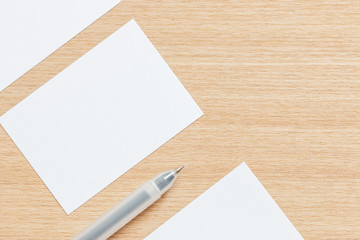 Stift und Papier auf Holzuntergrund