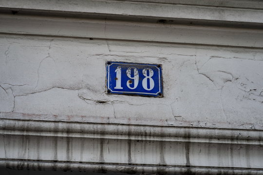 198. Ancienne plaque de numéro de rue