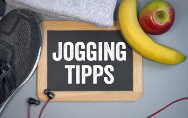 Tafel mit Sportschuhen Banane Apfel Handtuch Fitness Joggen Joggingtipps