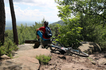 Mountainbiker genießt die Aussicht