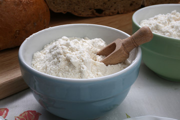 Fototapeta na wymiar Flour in a ceramic bowl