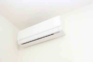 室内の白いエアコン White air conditioner in a room
