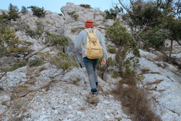 Obraz premium Man with backpack hiking in mountains
