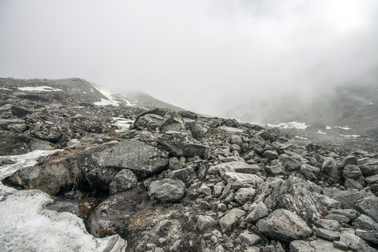 Himalaya gletscher in Wolken