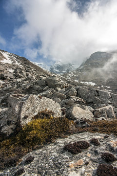 Himalaya Berggipfel in Wolken