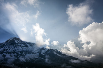 Himalaya Berggipfel in Wolken