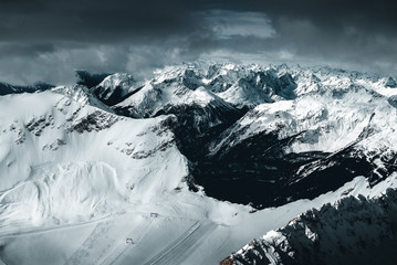 schneebedeckter Berg  mit Skigebiet von der Zugspritze aus gesehen
