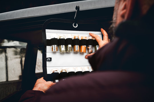 Gew&uuml;rze f&uuml;r die Outdoork&uuml;che in einer Halterung