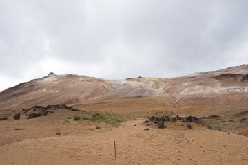 Landschaft mit Fumarolen im Geothermalgebiet Námaskarð – Hverir / Nord-Island