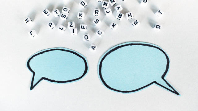 Sprechblasen mit Buchstaben - Kommunikation Konzept