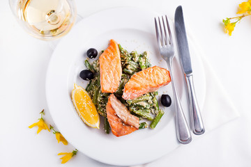 Grilled salmon with steamed green beans and lemon