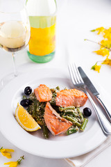 Grilled salmon with steamed green beans and lemon