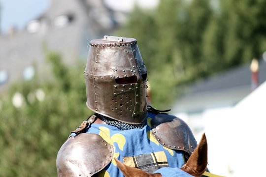 Ritter zu Pferd mit Helm im Turnier
