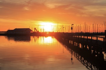 Fototapeta na wymiar Marina Wackerballig bei Sonnenuntergang