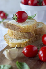 Fette di pane con pomodoro intero sopra 