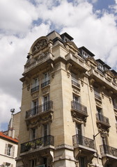 Fototapeta na wymiar Immeuble ancien du quartier de la Plaine Monceau à Paris