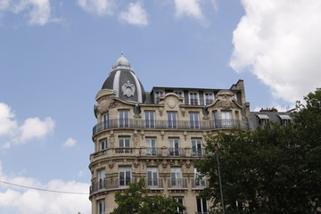Fototapeta na wymiar Immeuble ancien du quartier des Ternes à Paris