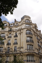 Fototapeta na wymiar Immeuble ancien du quartier des Ternes à Paris