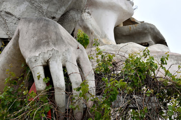 escultura de mujer en tijuana mexico