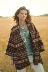 Afwasbaar Fotobehang Gypsy mode meisje in het veld